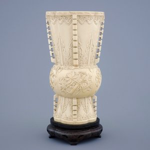 Un vase en ivoire sculpté d'après un modèle archaïque sur socle en bois, 19ème — photo 3
