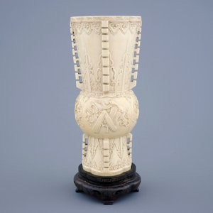 Un vase en ivoire sculpté d'après un modèle archaïque sur socle en bois, 19ème — photo 4