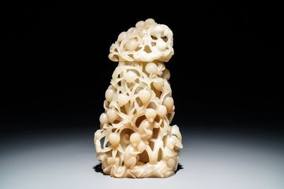 Un vase en jade brun et blanc à décor de singes dans un arbre de pêches, Chine, 19ème