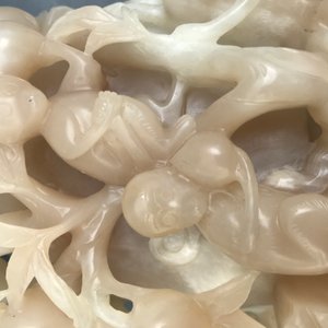 Un vase en jade brun et blanc à décor de singes dans un arbre de pêches, Chine, 19ème — photo 11