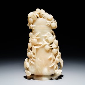 Un vase en jade brun et blanc à décor de singes dans un arbre de pêches, Chine, 19ème — photo 3