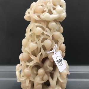 Un vase en jade brun et blanc à décor de singes dans un arbre de pêches, Chine, 19ème — photo 7