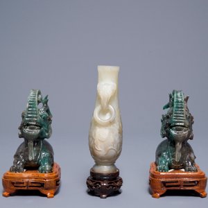 Un vase en jade sculpté et cinq figures en pierre sculptée, Chine, 19/20ème — photo 11