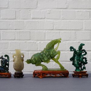 Un vase en jade sculpté et cinq figures en pierre sculptée, Chine, 19/20ème — photo 12