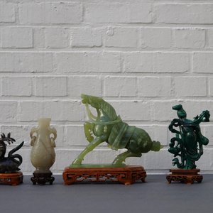 Un vase en jade sculpté et cinq figures en pierre sculptée, Chine, 19/20ème — photo 13