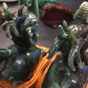 Un vase en jade sculpté et cinq figures en pierre sculptée, Chine, 19/20ème — photo 18