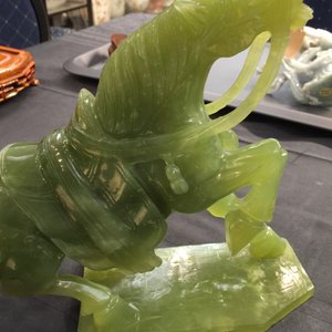 Un vase en jade sculpté et cinq figures en pierre sculptée, Chine, 19/20ème — photo 21