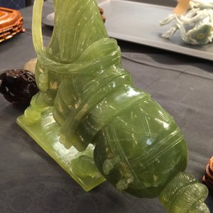 Un vase en jade sculpté et cinq figures en pierre sculptée, Chine, 19/20ème — photo 22
