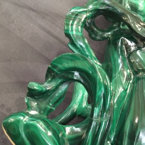 Un vase en jade sculpté et cinq figures en pierre sculptée, Chine, 19/20ème — photo 25