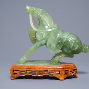 Un vase en jade sculpté et cinq figures en pierre sculptée, Chine, 19/20ème — photo 4