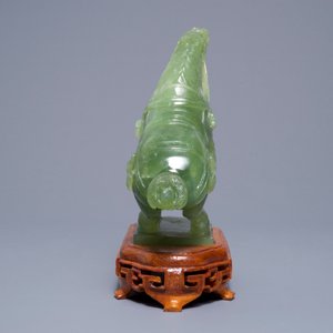 Un vase en jade sculpté et cinq figures en pierre sculptée, Chine, 19/20ème — photo 7