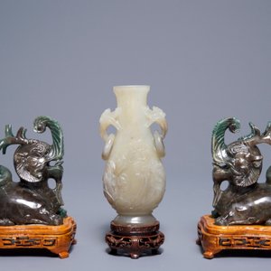 Un vase en jade sculpté et cinq figures en pierre sculptée, Chine, 19/20ème — photo 9