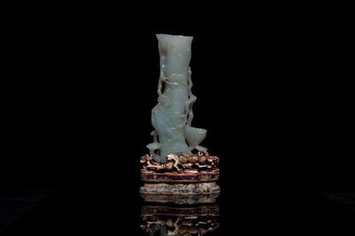 Un vase en jade sur socle ajouré, Chine, Qing