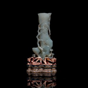 Un vase en jade sur socle ajouré, Chine, Qing — photo 2