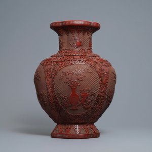 Un vase en laque rouge, marque de Qianlong, Chine, 19/20ème — photo 1