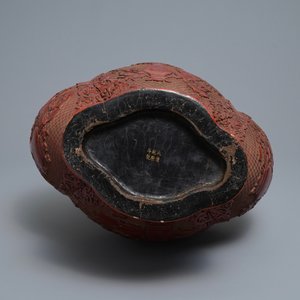 Un vase en laque rouge, marque de Qianlong, Chine, 19/20ème — photo 6