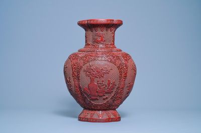 Un vase en laque rouge, marque de Qianlong, Chine, 19/20ème