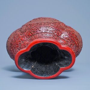 Un vase en laque rouge, marque de Qianlong, Chine, 19/20ème — photo 5