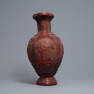 Un vase en laque rouge, marque de Qianlong, Chine, 19/20ème — photo 2