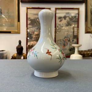 Un vase en porcelaien de Chine famille rose à décor de pêches, marque 'Dun mu tang zhi', République — photo 8