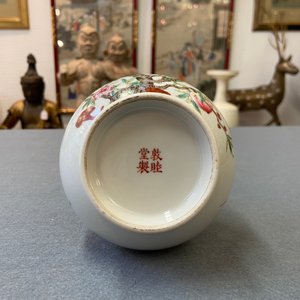 Un vase en porcelaien de Chine famille rose à décor de pêches, marque 'Dun mu tang zhi', République — photo 9