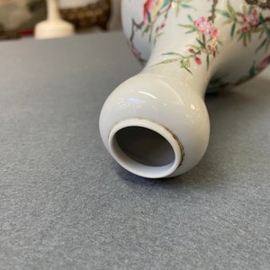 Un vase en porcelaien de Chine famille rose à décor de pêches, marque 'Dun mu tang zhi', République — photo 10
