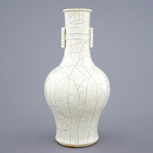 Un vase en porcelaine à glaçure de type ge, Chine, 18/19ème — photo 1