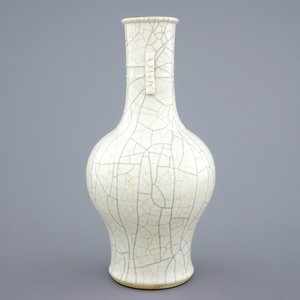 Un vase en porcelaine à glaçure de type ge, Chine, 18/19ème — photo 2