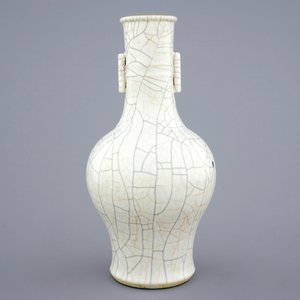 Un vase en porcelaine à glaçure de type ge, Chine, 18/19ème — photo 3