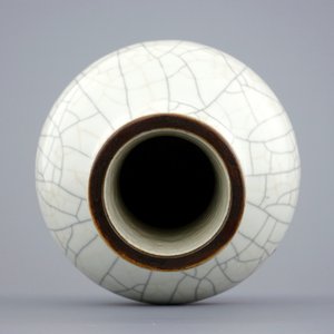 Un vase en porcelaine à glaçure de type ge, Chine, 18/19ème — photo 5