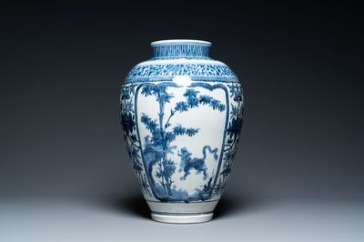 Un vase en porcelaine Arita de Japon en bleu et blanc figurant un tigre, 17ème