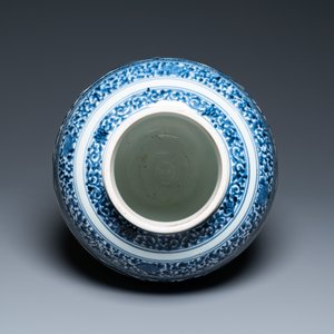 Un vase en porcelaine Arita de Japon en bleu et blanc figurant un tigre, 17ème — photo 6