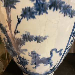 Un vase en porcelaine Arita de Japon en bleu et blanc figurant un tigre, 17ème — photo 7