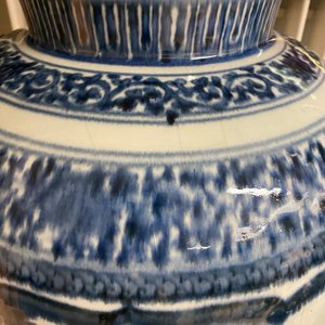 Un vase en porcelaine Arita de Japon en bleu et blanc figurant un tigre, 17ème — photo 8
