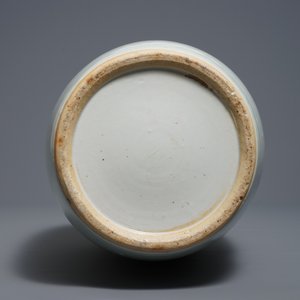 Un vase en porcelaine blanc de Chine à décor incisé, 19ème — photo 5