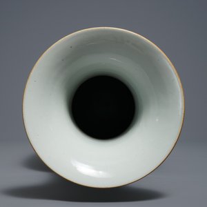 Un vase en porcelaine blanc de Chine à décor incisé, 19ème — photo 6