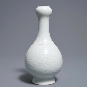 Un vase en porcelaine blanc de Chine à décor incisé de dragons, marque de Qianlong, 19/20ème — photo 1