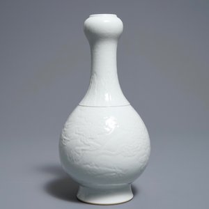 Un vase en porcelaine blanc de Chine à décor incisé de dragons, marque de Qianlong, 19/20ème — photo 4