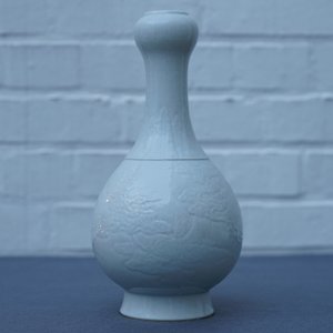 Un vase en porcelaine blanc de Chine à décor incisé de dragons, marque de Qianlong, 19/20ème — photo 8