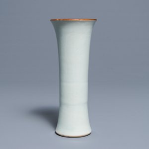Un vase en porcelaine blanc de Chine à décor incisé, époque Transition — photo 1