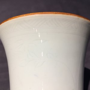 Un vase en porcelaine blanc de Chine à décor incisé, époque Transition — photo 12