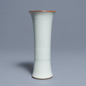 Un vase en porcelaine blanc de Chine à décor incisé, époque Transition — photo 2