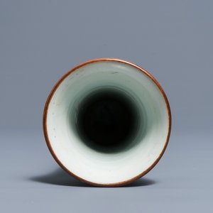 Un vase en porcelaine blanc de Chine à décor incisé, époque Transition — photo 5