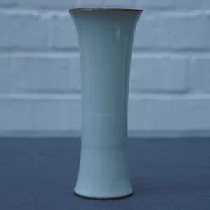 Un vase en porcelaine blanc de Chine à décor incisé, époque Transition — photo 7