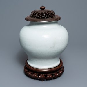 Un vase en porcelaine blanc de Chine au couvercle et socle en bois, Ming — photo 1