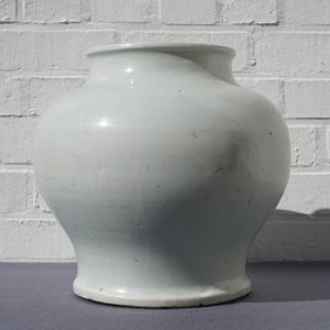 Un vase en porcelaine blanc de Chine au couvercle et socle en bois, Ming — photo 11