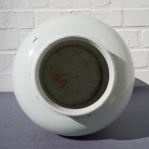 Un vase en porcelaine blanc de Chine au couvercle et socle en bois, Ming — photo 14