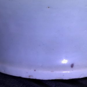 Un vase en porcelaine blanc de Chine au couvercle et socle en bois, Ming — photo 21