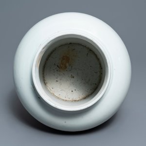 Un vase en porcelaine blanc de Chine au couvercle et socle en bois, Ming — photo 6