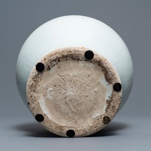 Un vase en porcelaine blanc de Chine au couvercle et socle en bois, Ming — photo 7
